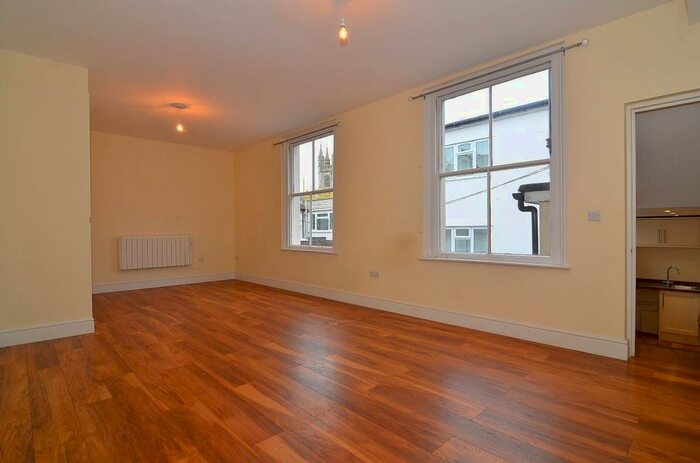 2 Bedroom Flat To Rent In Bank Street, Ashford TN23