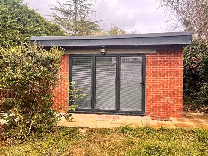 Studio To Rent In Avenue Road, London, SE25
