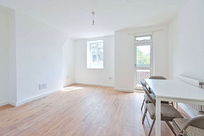 2 Bedroom Flat To Rent In Barlow Street, Elephant And Castle, London, SE17