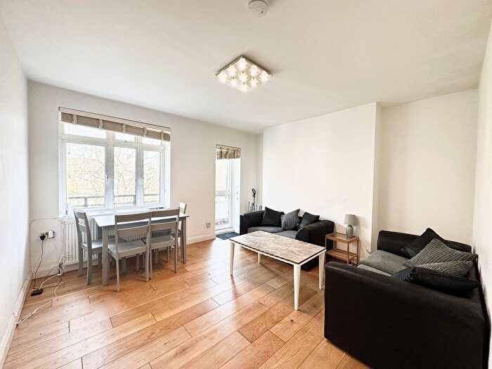 3 Bedroom Flat To Rent In Oaklands Estate, London, SW4