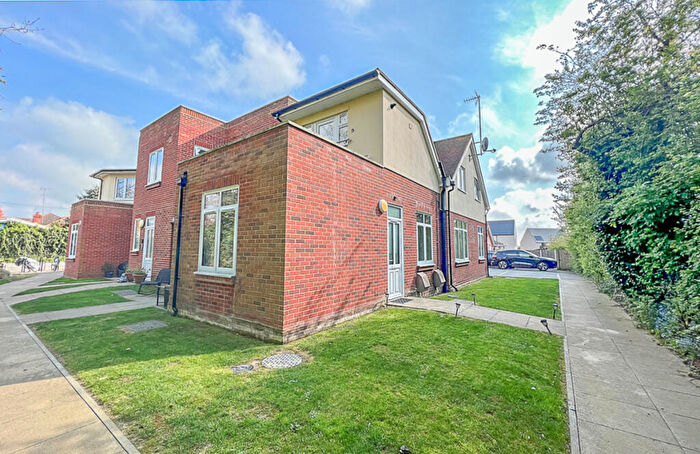 2 Bedroom Flat For Sale In Rocheway, Rochford, SS4