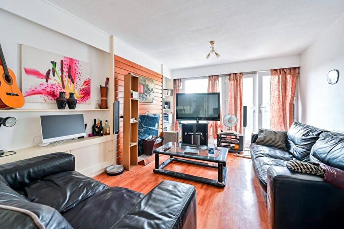 2 Bedroom Flat To Rent In Delverton Road, Kennington, London, SE17