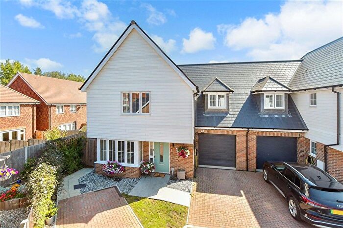 4 Bedroom Link Detached House For Sale In Juniper Court, Headcorn, Kent, TN27