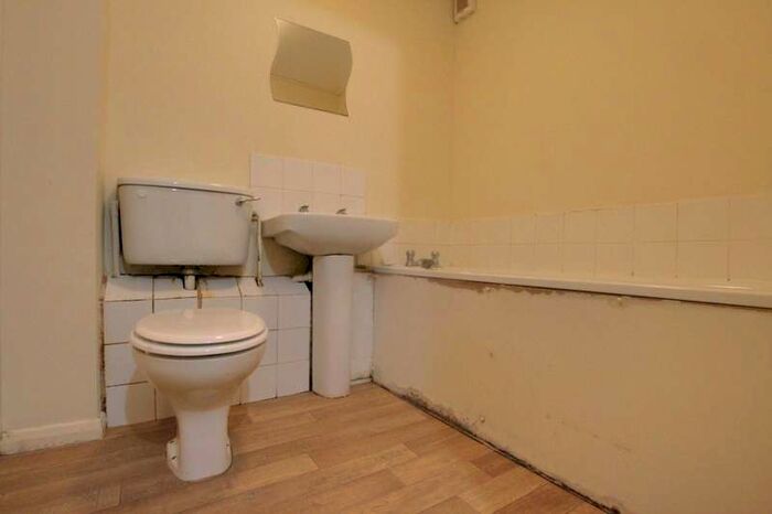 Detached House To Rent In Dunnock Close, London, N9