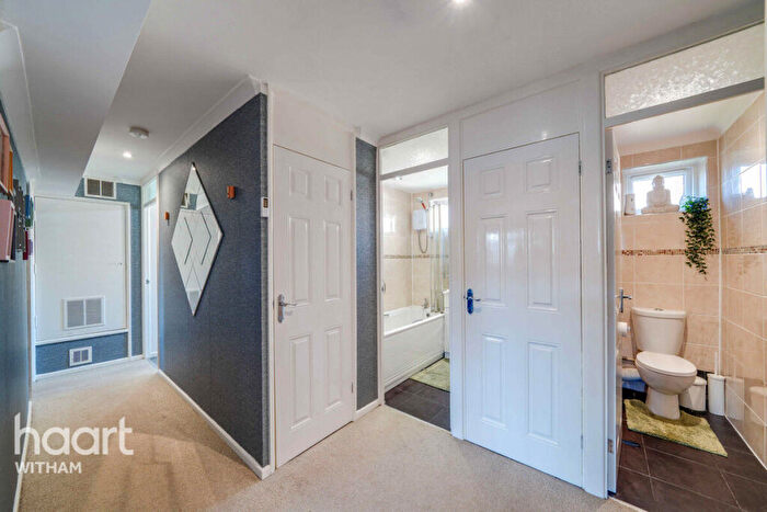 2 Bedroom Apartment For Sale In Swan Close, Hatfield Peverel, CM3