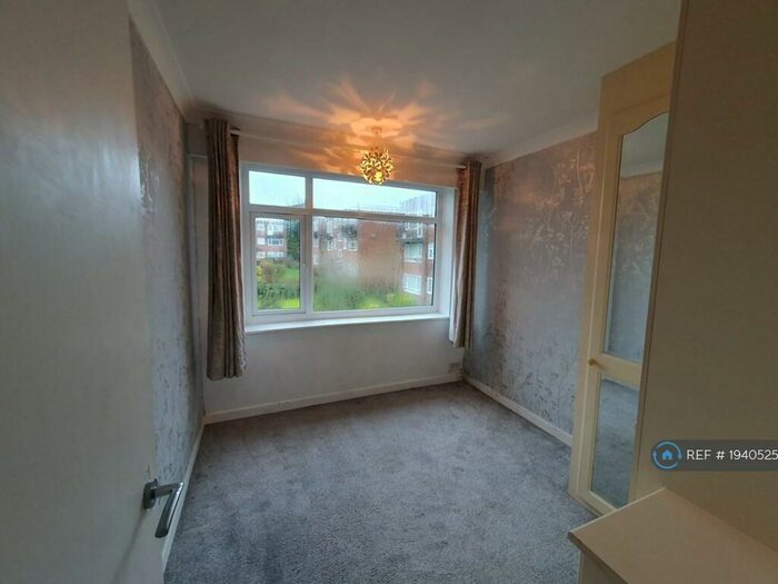2 Bedroom Flat To Rent In Lavenham Close, Bury, BL9