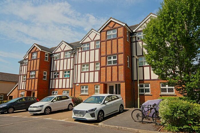 2 Bedroom Flat To Rent In Lorne Gardens, Knaphill, Woking, GU21