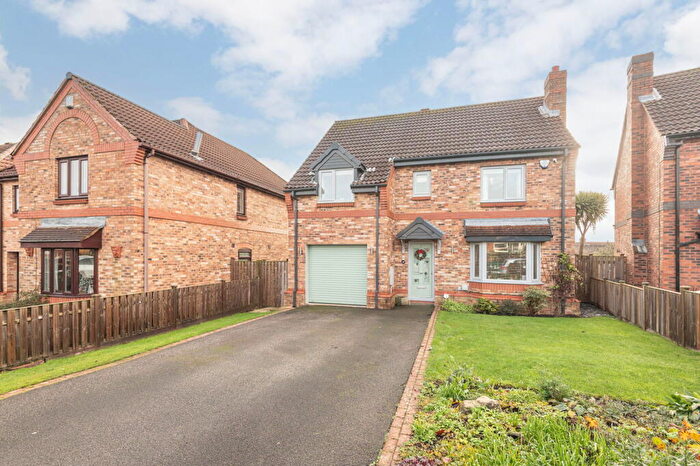 4 Bedroom Detached House For Sale In Field End Garth, Leeds, LS15
