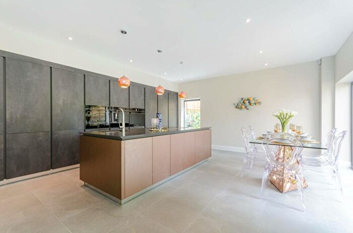 4 Bedroom Detached House To Rent In Old Malden Lane, Worcester Park, KT4