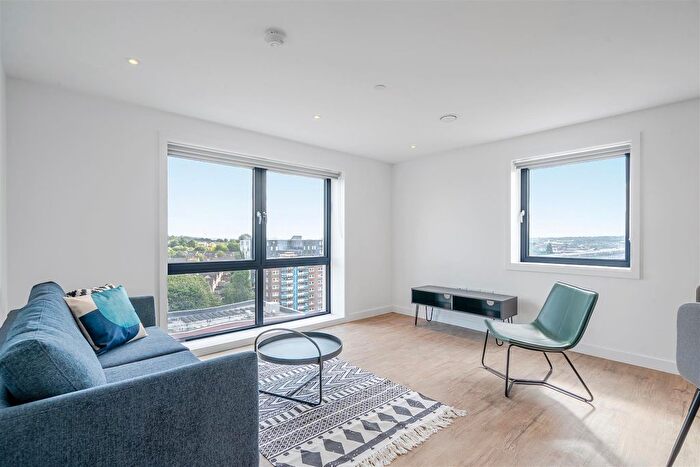 2 Bedroom Flat To Rent In Phoenix, Saxton Lane, Leeds, LS9