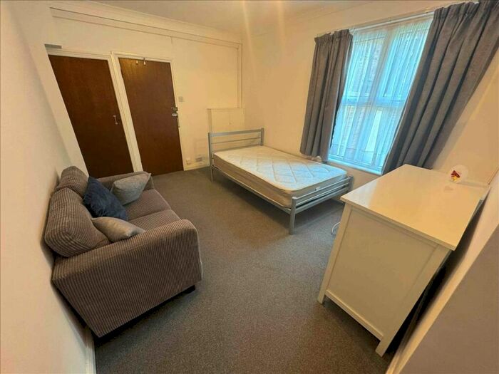 Flat To Rent In Skardu Road, London, NW2