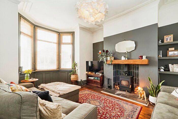 3 Bedroom End Of Terrace House For Sale In New Line, Bradford, BD10