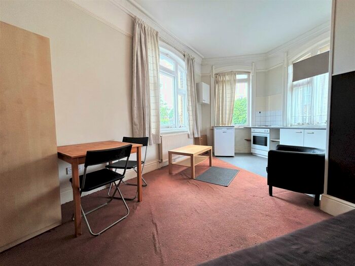 Studio To Rent In White Hart Lane, London, N17