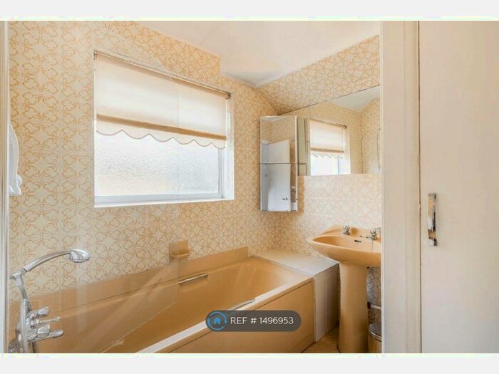 3 Bedroom Semi-Detached House To Rent In Ferndown, Northwood, HA6