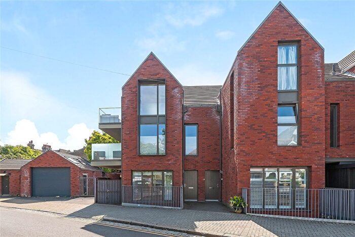 2 Bedroom Maisonette For Sale In Pirbright Road, Southfields, SW18