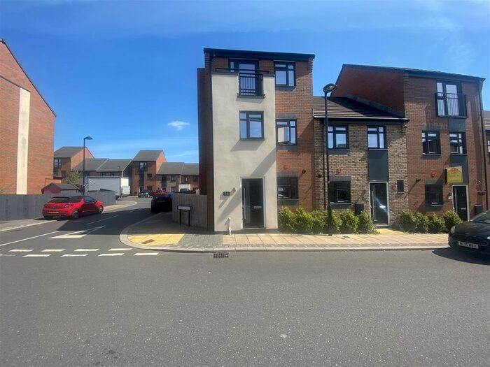 4 Bedroom Town House To Rent In Norville Drive, Hanley, Stoke-On-Trent, ST1