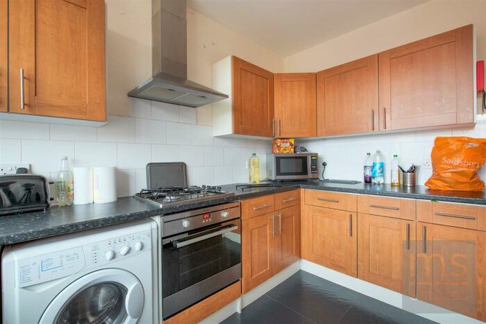 3 Bedroom Flat To Rent In High Road, Beeston, Nottingham, NG9