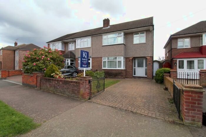 3 Bedroom Semi-Detached House To Rent In Rushleigh Avenue, Cheshunt, EN8