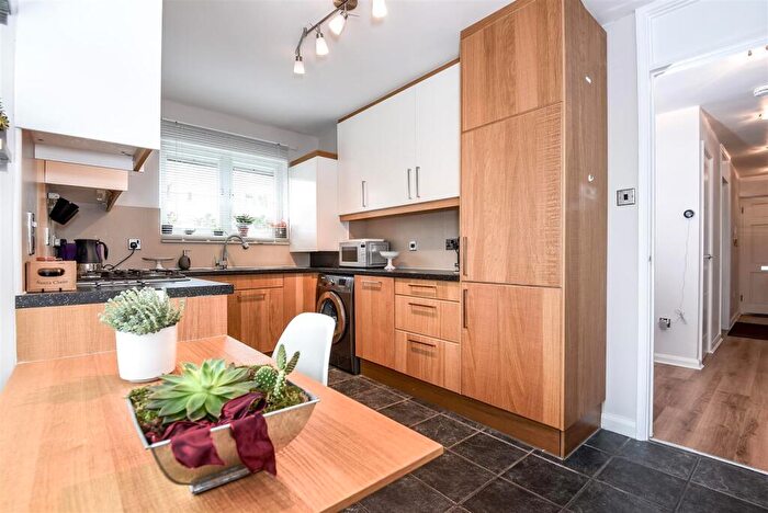 2 Bedroom Flat To Rent In Essex Court, Barnes, SW13
