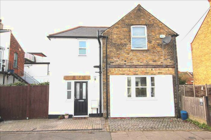 2 Bedroom Detached House To Rent In Woodfield Park Drive, Leigh On Sea, SS9