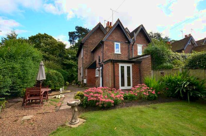 2 Bedroom Cottage To Rent In Perry Hill, Worplesdon, GU3