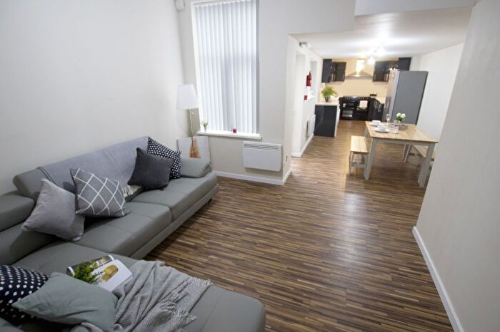 6 Bedroom Semi Detached House To Rent In Crofton Street, Manchester, M14