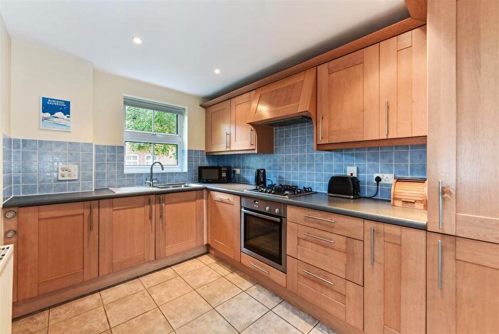 2 Bedroom Apartment For Sale In Tannery Close, Chichester, PO19