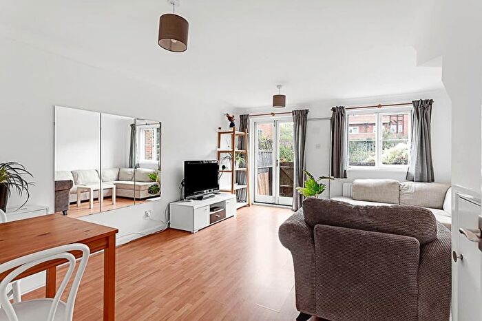 3 Bedroom Flat To Rent In Park Lane, London, TW9