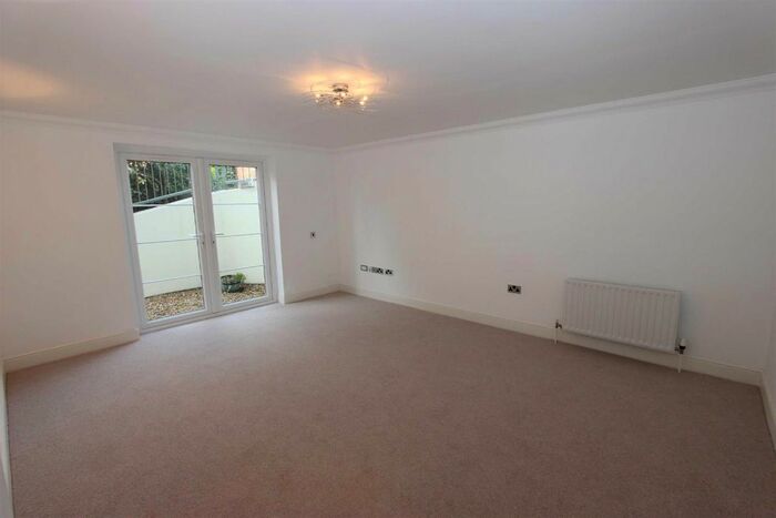2 Bedroom Flat To Rent In Green Lanes, Winchmore Hill, N21