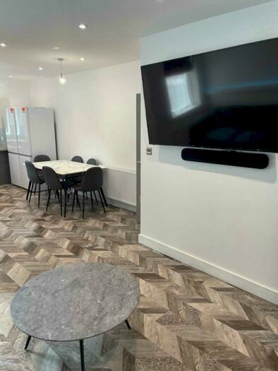 6 Bedroom Semi-Detached House To Rent In Whitby Road, Fallowfield, M14