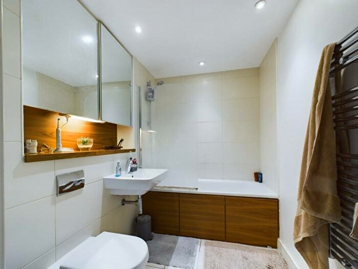 1 Bedroom Flat For Sale In Chatham Quays, Dock Head Road, Chatham, ME4