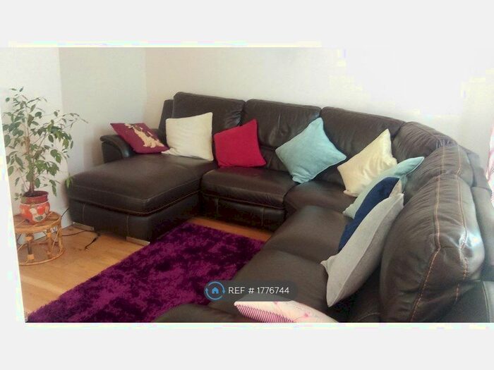 3 Bedroom Terraced House To Rent In Hornbeam Road, Reigate, RH2