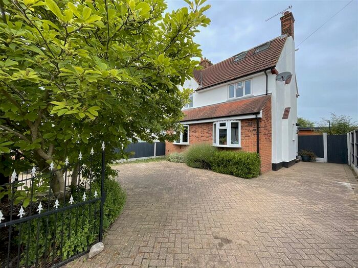 4 Bedroom Semi Detached House For Sale In Princes Avenue, Corringham, SS17