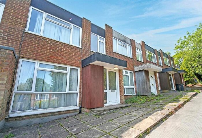 3 Bedroom Terraced House For Sale In Deepfield Way, Coulsdon, CR5