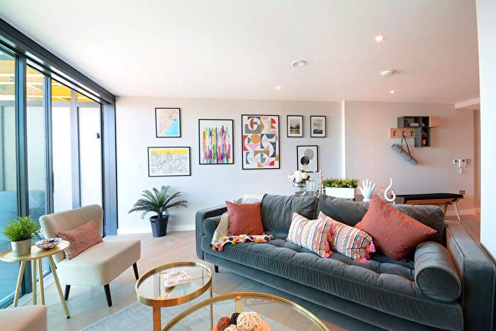 2 Bedroom Flat To Rent In Elephant & Castle, Elephant And Castle, London, SE11