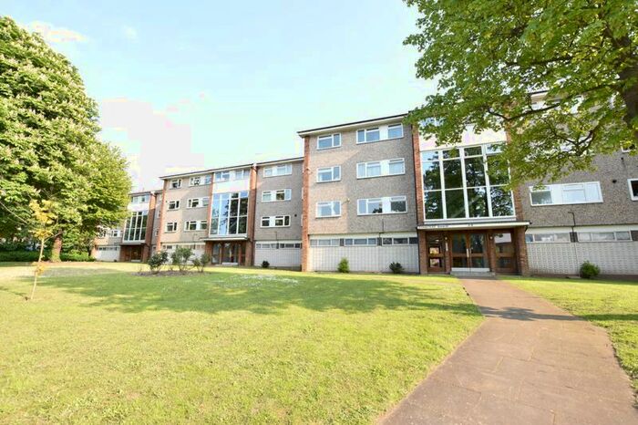 3 Bedroom Flat To Rent In Cheam Road, Sutton, SM1