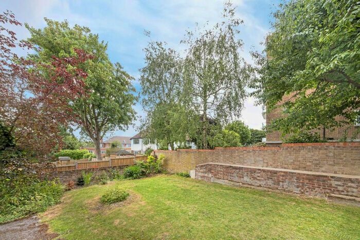 2 Bedroom Flat For Sale In Wimbledon Hill Road, London, SW19