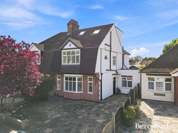 4 Bedroom Semi-Detached House For Sale In Roslyn Gardens, Romford, RM2