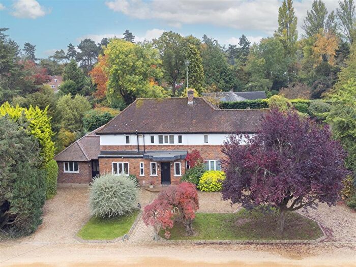 4 Bedroom House For Sale In Grange Court Road, Harpenden, AL5