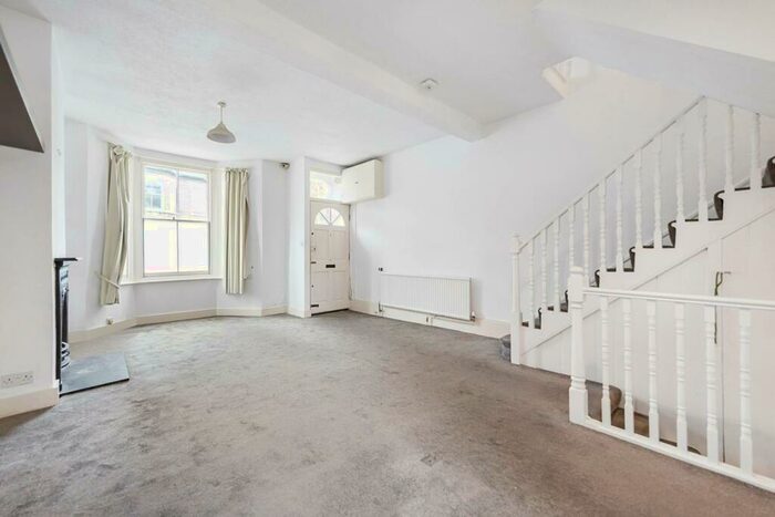 3 Bedroom Flat To Rent In Kerrison Road, Battersea, London, SW11