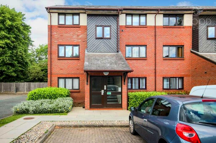1 Bedroom Flat To Rent In Maple Gate, Loughton, IG10