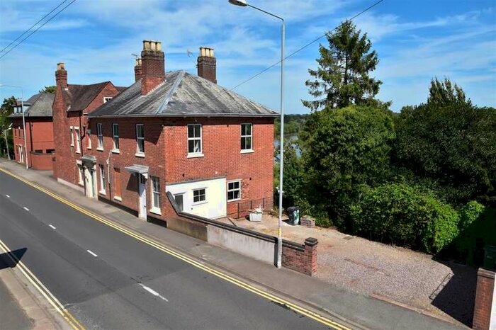 4 Bedroom Semi-Detached House To Rent In Henwick Road, Worcester, Worcestershire, WR2