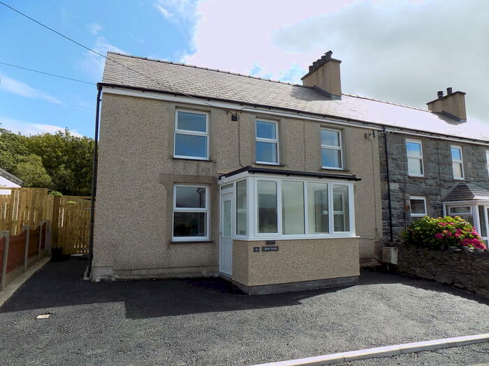 3 Bedroom Semi-Detached House To Rent In Garneddwen, Bethesda, Bangor, LL57