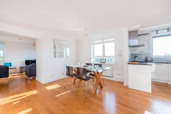 2 Bedroom Flat To Rent In Kew Bridge Court, Chiswick, London, W4