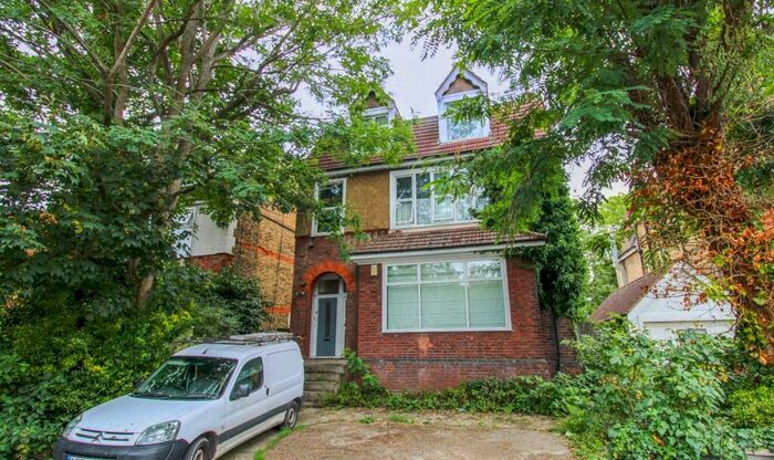 Apartment To Rent In Ashburton Road, Croydon, CR0