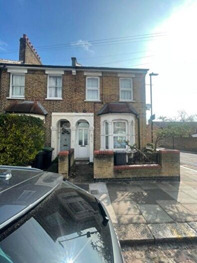 1 Bedroom Flat To Rent In Station Crescent, London, N15