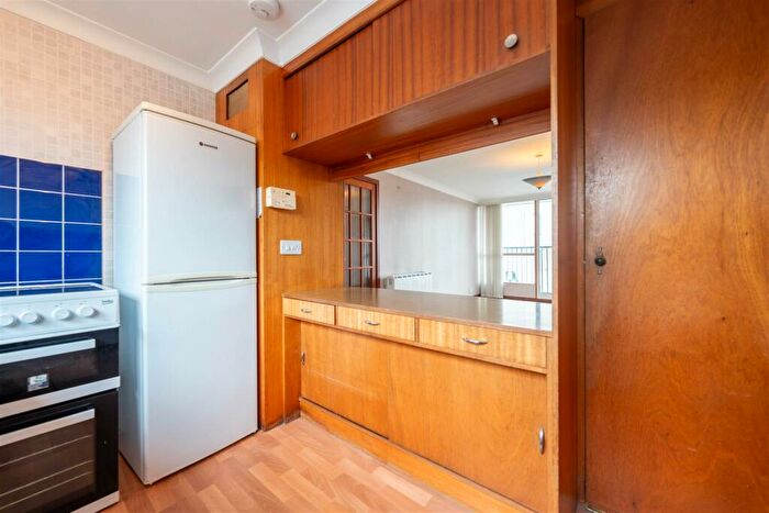 2 Bedroom Flat For Sale In Muirton Place, Perth, PH1