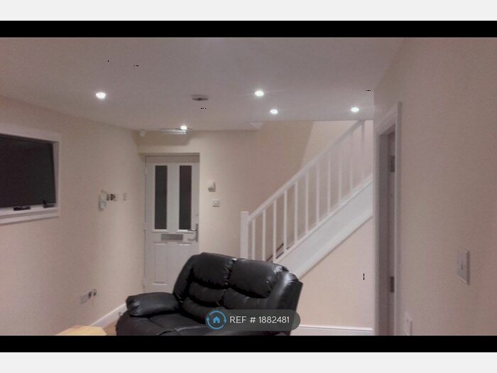 7 Bedroom Terraced House To Rent In Redshaw Close, Manchester, M14