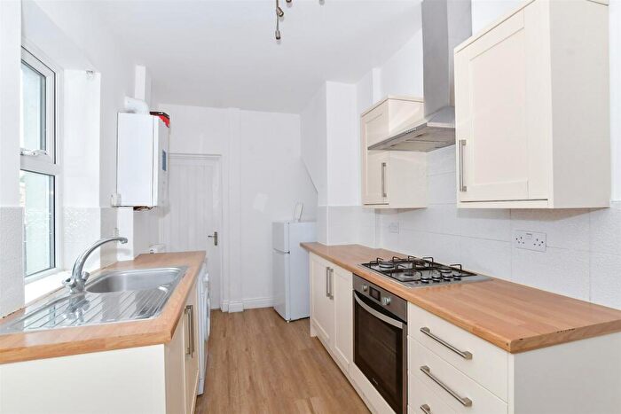 3 Bedroom End Of Terrace House For Sale In Beaconsfield Road, Maidstone, Kent, ME15