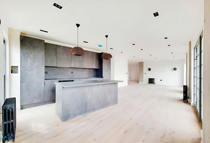 2 Bedroom Flat To Rent In Heaton Road London, SE15